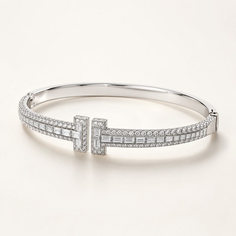 Tiffany & Co. — Tiffany T T1 Bangle — Illustrazione generata con IA