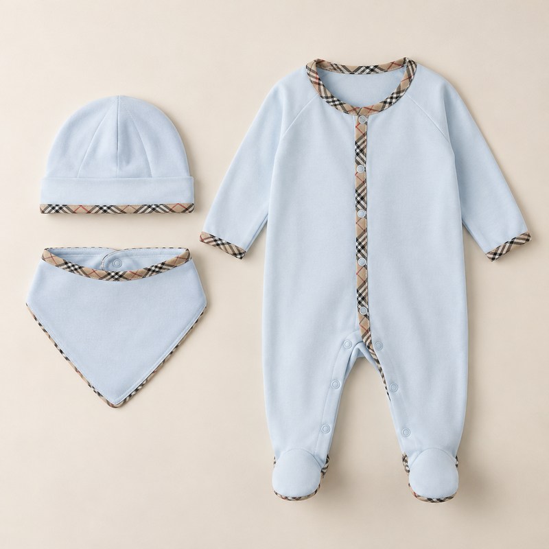Burberry — Stretch Cotton Three-piece Baby Gift Set — Illustration générée par IA